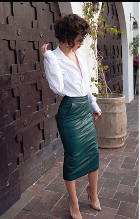 Love! Green Leather Pencil Skirt, Green Leather Skirt, Karla Deras, Rok Outfit, Skirt Diy, Rock Outfit, Leather Pencil Skirt, Pencil Skirts, Looks Chic