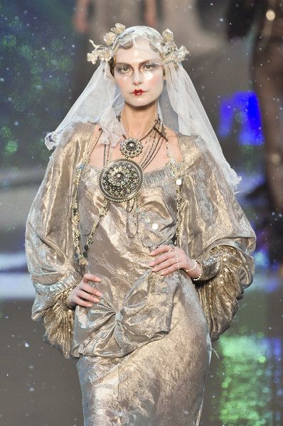 John Galliano, Autumn/Winter 2009, Ready to Wear Bohemian Goth, Galliano Dior, Louise Brooks, Whimsical Fashion, Runway Pictures, John Galliano, Couture Fashion, Paris Fashion, Runway Fashion