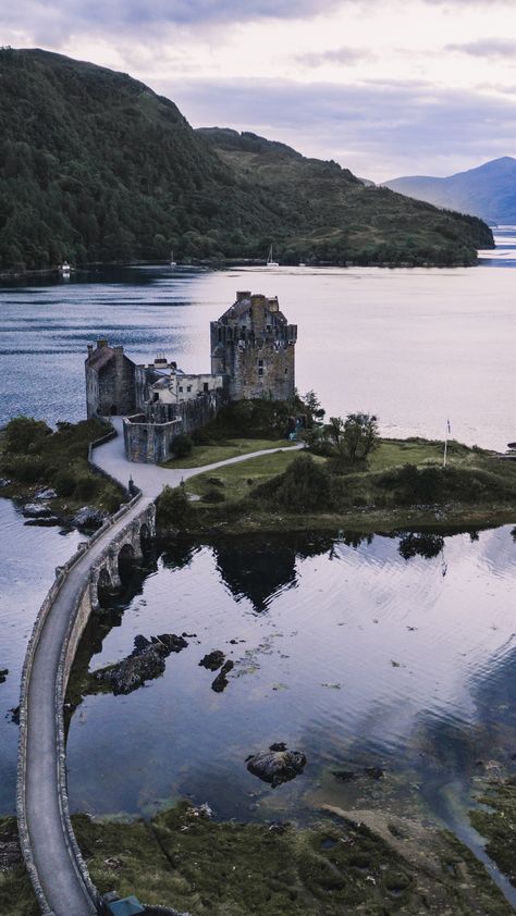 Craigievar Castle, Scotland Castle Wedding, Scotland Places To Visit, Dunrobin Castle, Castle Exterior, Wedding Fairytale, Castle Bedroom, Scotland Vacation, Eilean Donan Castle