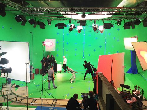 Film Studio Design, Production Design Film, Movie Studio Set, Green Screen Setup, Green Screen Studio, The Scene Aesthetic, Photography Studio Design, Film Tips, Photography Lighting Setup