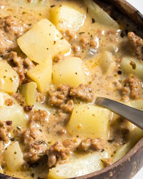 Hamburger Potato Soup Hamburger Soup Recipes, Potato Hamburger Soup, Hamburger Potato Soup, Cheesy Soup, Hamburger And Potatoes, Crockpot Soup, Ground Beef And Potatoes, Beef Soup Recipes, Soup With Ground Beef