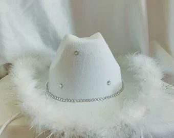 Bedazzled Cowgirl Hat, Cowboy Hats Decorated, Princess Cowboy Hat, Decorated Cowboy Hats, Diy Cowboy Hats, White Cowgirl Hat, Rhinestone Cowgirl Hat, Trendy Photos, Hats Cowgirl