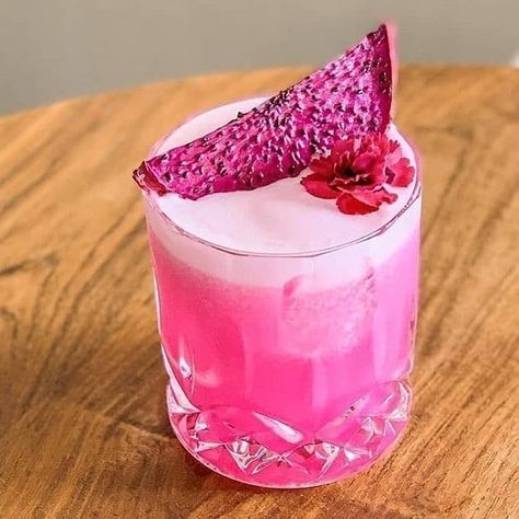 Madeincocktails 🥃 on Instagram: “𝗣𝗜𝗡𝗞 𝗣𝗜𝗧𝗔𝗬𝗔 💕💕⁠ .⁠ Ingredients:⁠ 🔸dragon fruit⁠ 🔹tequila⁠ 🔸agave⁠ 🔹goji⁠ 🔸lime⁠ .⁠ Credit @loftbyronbay⁠ .⁠ #cocktails #cocktail…” Tequila Agave, Pink Pitaya, Mexican Restaurant Decor, Pink Gin, Cocktail Garnish, Fancy Drinks, Tequila Cocktails, Fruit Cocktails, Pretty Drinks