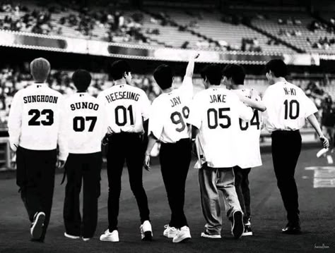 Enhypen Group Photo Laptop Wallpaper, Enhypen Profile Picture Ot7, Enhypen Group Photo Black And White, Black And White Pc Wallpaper, Enhypen Header Twitter, Enhypen Wallpaper Laptop, Enhypen Group Photo, Cool Kpop Wallpapers, Twitter Cover Photo