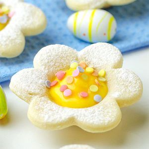 Easter Mini Lemon Tarts - Featured Image Elegant Easter Dinner Ideas, Easter Cupcakes Recipes, Easter Lemon Desserts, Cute Easter Dessert Ideas, Easter Tarts, Fancy Easter Desserts, Mini Easter Desserts, Fun Easter Desserts, Easter Desserts Ideas