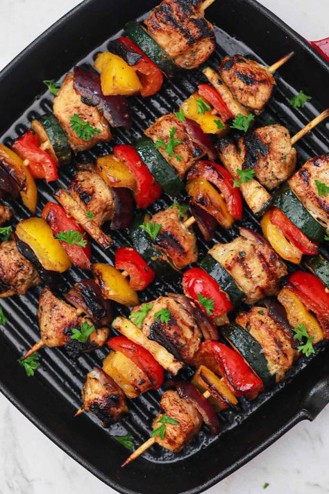 The best chicken kabob marinade for marinated chicken kabobs that are flavorful. This marinade for chicken kabobs is easy, and quick. Kabob Marinade Recipes, Marinated Chicken Kabobs, Chicken Kabob Marinade, Kabob Marinade, Chicken Kabob Recipes, Cooking Chicken, Kabob Recipes, Skewer Recipes, Chicken Kabobs