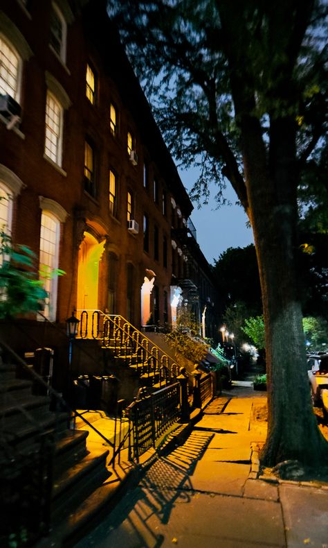 Brooklyn block at night Brooklyn Aesthetic, Brooklyn Night, Fall Nyc, Summer In Nyc, Aesthetic Nyc, New York City Aesthetic, Nyc Lifestyle, New York Summer, Street Punk