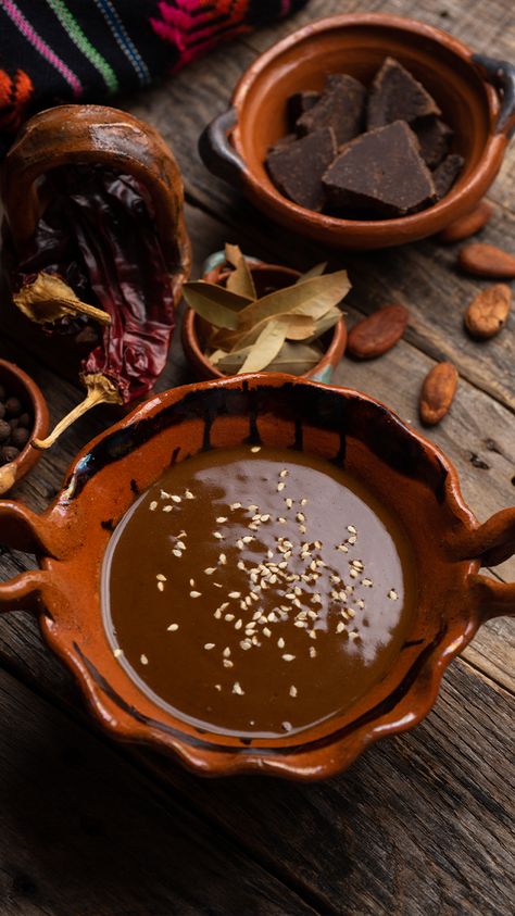 Aprende a hacer este tradicional platillo, te vas a sorprender de lo rico que queda, casi como si estuvieras comiéndolo en Oaxaca. Mole Aesthetic, Oaxaca Food, Mexican Mole, Mole Recipe, Mexican Menu, Turmeric Health, Mexican Hot Chocolate, Latin Food, Good Healthy Recipes