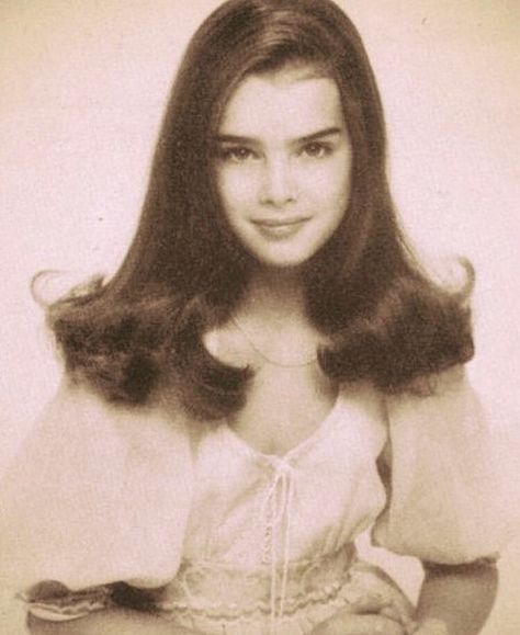 Brooke Shields Fanpage on Instagram: “#brookeshields #prettybaby #70s #70sstyle #themostbeautifulgirl #childstar #hairstyle #blackandwhite #sepia” Brooke Shields Kids, Brooke Shields Young, Brooke Shields, Color Photo, Vintage Portraits, 8x10 Photo, Hollywood Glamour, Photo Lab, Headband Hairstyles