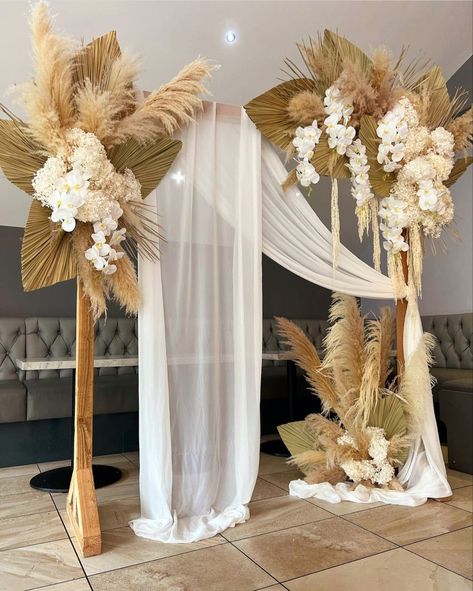 Ostrich Feather Wedding Arch, Simple Boho Photo Backdrop, Wedding Decor Ideas Elegant, Backdrop For Photos, Elegant Wedding Decor, Boho Backdrop, Diy Centerpiece, Arch Decor, Mauve Wedding