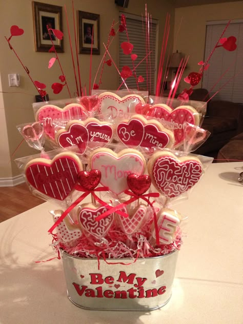 Valentines Day cookie bouquet. Valentine Cookie Bouquets, Heart Shaped Sugar Cookies, Valentine Cookies Decorated, Valentines Day Sugar Cookies, Valentine Cookie, Valentine Sugar Cookies, Valentines Baking, Mini Torte, Marshmallow Fondant