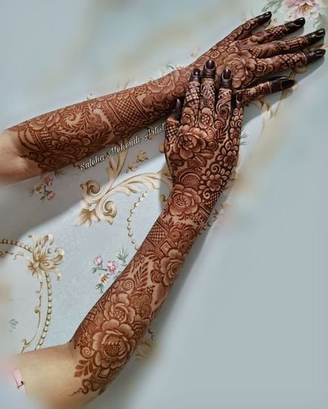 Mehndi on hands for brides Mehndi Designs New, Back Side Mehndi Design, Side Mehndi Design, Back Side Mehndi, Best Mehndi Design, Kashee's Mehndi Designs, Khafif Mehndi Design, Circle Mehndi, Mehndi Designs Bridal Hands