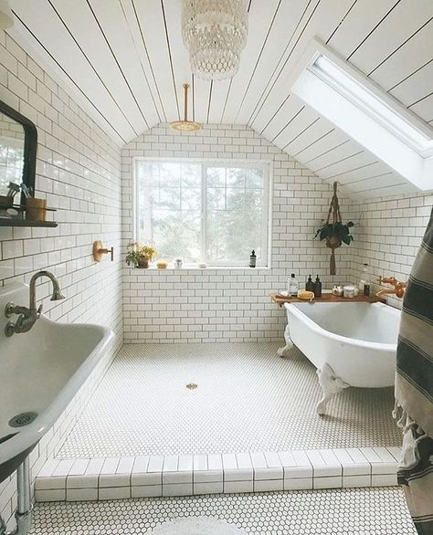 wohnen Baie Vintage, Attic Bathroom, Bad Inspiration, Bathroom Design Decor, Dream Bathrooms, Dream Bathroom, Boho Interior, Style At Home, Beautiful Bathrooms