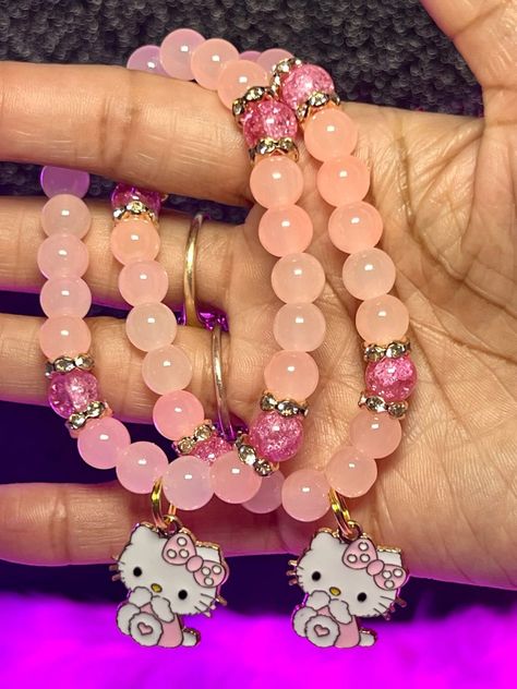 Beaded Bracelets 8mm, Crystal Bead Bracelet Ideas, Cute Beaded Bracelet Ideas, Hello Kitty Bracelets, 8mm Beaded Bracelets, Hello Kitty Bracelet, Body Jewelry Diy, Hello Kitty Charm, Arm Candy Bracelets