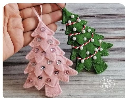 Glitter Baubles, Diy Felt Christmas Ornaments, Felt Crafts Christmas, Felt Tree, Pink Tree, Christmas Craft Projects, Diy Christmas Wreaths, Christmas Felt, Felt Christmas Decorations