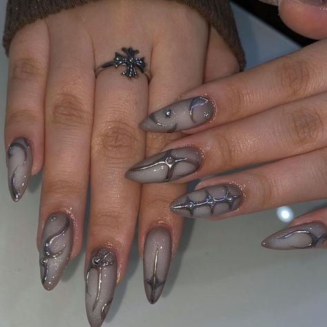 Chrome Nail Design, White And Silver Nails, Chrome Nails Designs, Hippie Nails, Punk Nails, White Glitter Nails, Chrome Nail, Edgy Nails, Goth Nails