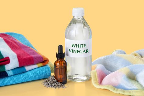 White Vinegar In Laundry, Vinegar Laundry, Cleaning Toilet Stains, Vinegar In Laundry, Diy Vinegar, Toilet Stains, Washing Towels, Laundry Tips, Cleaning Laundry