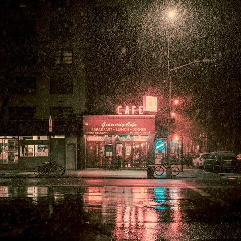 while the new york city landscape is a seemingly endless sprawl of sights and spectacles, the brooklyn-based photographer hones in on specific facets of urban life. Night In The City, Street At Night, Foto Top, Rainy Night, Foto Art, City Landscape, City Street, Urban Life, Urban Fantasy