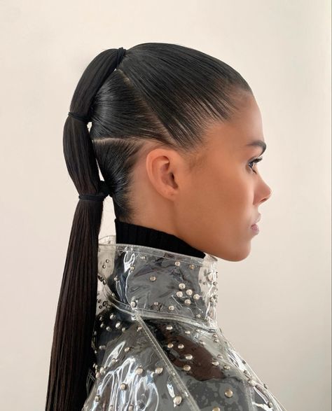 Futuristic Hairstyles, High Fashion Hair, Slicked Back Ponytail, Runway Hair, Editorial Hair, A Ponytail, Slicked Back Hair, Peinados Fáciles Para Cabello Corto, Slick Hairstyles