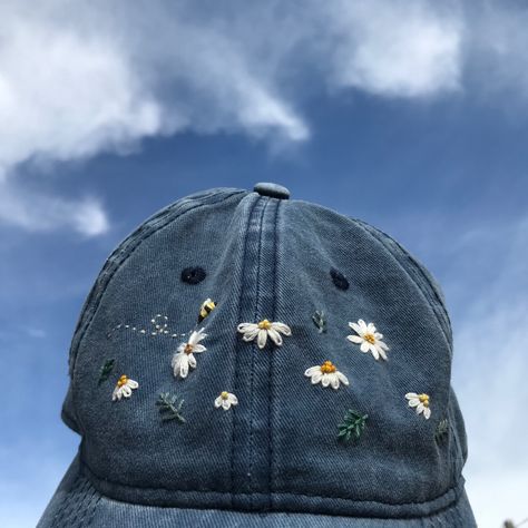 Cap Embroidery Ideas, Diy Embroidery Shirt, Embroidery Jeans Diy, Bone Bordado, Embroider Ideas, Clothes Embroidery Diy, Desain Buklet, Pretty Hats, Embroidery Lessons