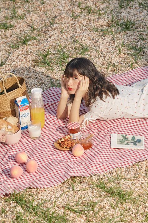 Picnic Gingham, Picnic Fashion, Picnic Photo Shoot, 50s Aesthetic, Picnic Photography, Pose Fotografi, Mood And Tone, Outdoor Photoshoot, Beach Picnic