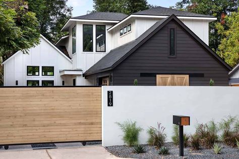 Scandinavian Farmhouse Exterior, Black White Exterior, East Austin Texas, Urban Farmhouse Style, Scandinavian Farmhouse, House Mediterranean, Modern Farmhouse Home, Urban Farmhouse, Modern Style Homes