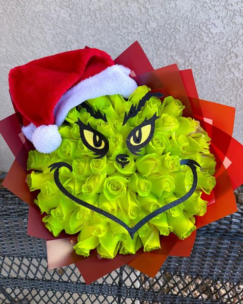 Grinch Bouquet Roses, Grinch Bouquet, Ramo Ideas, Ribbon Rose Bouquets, Ribbon Flowers Bouquet, Money Bouquet, Christmas Bouquet, Ribbon Roses, Ribbon Flowers