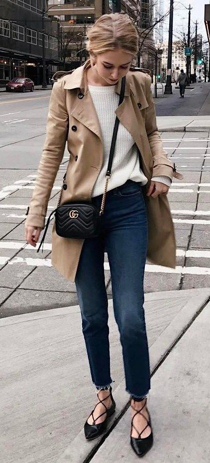 Doesn't have all the bells and whistles that most trench coats have. That's how you do it, but in a color. Trent Coat, Mode Tips, Business Attire Women, Trench Coat Outfit, Everyday Casual Outfits, Coat Outfit, Fall Outfits For Work, Looks Street Style, Outfit Trends