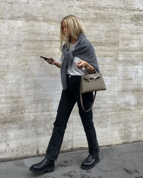 black jeans with a white tee and chunky black boots, completed with a grey sweater #winterfashion #winteroutfit Outfits Leggins, Josefine H J, Scandi Fashion, Wardrobe Makeover, Skandinavian Fashion, Outfit Chic, Winter Fit, Scandinavian Fashion, Outfit Jeans