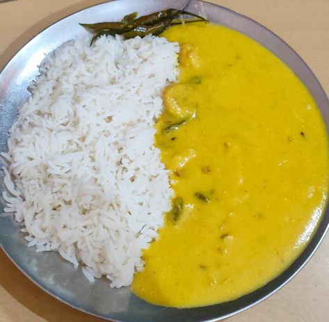 Kadhi chawal 😋 Indian Fast Food, Foodie Pics, Bride Floral, Vegetarian Snacks Recipes, Vegetarian Snacks, Indian Food Recipes Vegetarian, Snacks Recipes, Recipes Vegetarian, Indian Food