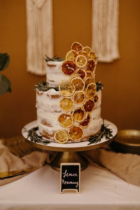 Wedding Cake Dried Oranges, Wedding Cake With Dried Fruit, Wedding Cake With Dried Oranges, Orange Slice Wedding Decor, Orange Slice Wedding Cake, Dried Orange Cake Decoration, Dried Orange Wedding Cake, Dried Orange Wedding Decor, Dried Fruit Wedding Decor