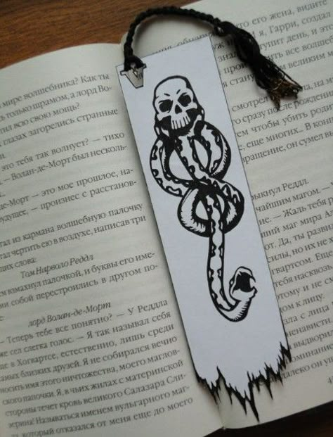 Harry Potter Doodles Easy, Harry Potter Doodles, Doodles Easy, Harry Potter Bookmark, Harry Potter Painting, Diy Paper Flowers, Buch Design, Bookmarks For Books, Creative Bookmarks