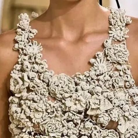 Haute Couture Crochet, Coktail Dress, Chic Outfits Edgy, Kinds Of Flowers, Crochet Placemat Patterns, Look Boho Chic, Many Friends, Crochet Cord, Dior Haute Couture