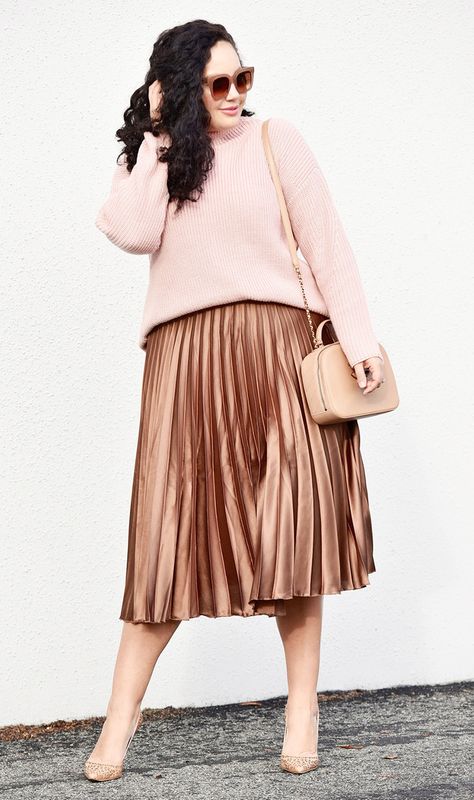 We're looking to some of our favorite bloggers to inform over a week's worth of office looks for spring! Plus Size Street Style, Tanesha Awasthi, Metallic Pleated Skirt, Leandra Medine, Sukienki Plus Size, Giovanna Battaglia, Anna Dello Russo, Blogger Outfits, Outfits 2017