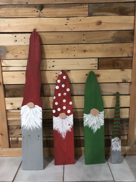 Wood Gnomes Christmas, Pallet Gnomes, Wooden Gnomes Diy, Wood Christmas Knomes, Christmas Gnome Porch Leaner, Pallet Wood Gnome, Christmas Wooden Gnomes, Christmas Board Decoration, Wooden Gnomes