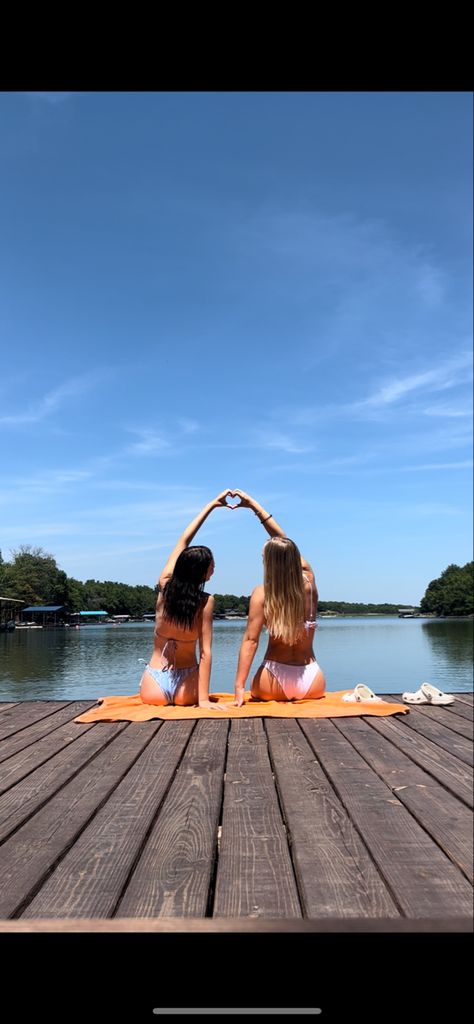 Ideas for pictures with friends at the lake Lake Picture Ideas With Friends, Lake Photoshoot Summer Friends, Sunset Lake Pictures With Friends, Lake Life Pictures, Cute Camping Pictures Friends, Bestie Lake Pics, River Pics With Friends, Lake Instagram Pictures With Friends, Best Friend Lake Pictures