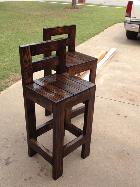 Diy Pallet Stool, Pallet Bar Stools Diy, Rustic Bar Stools Wood, Outdoor Stools Diy, Diy Rustic Bar Stools, Diy Wood Bar Stools, Rustic Bar Stools With Back, Diy Counter Stools, Diy Outdoor Stool