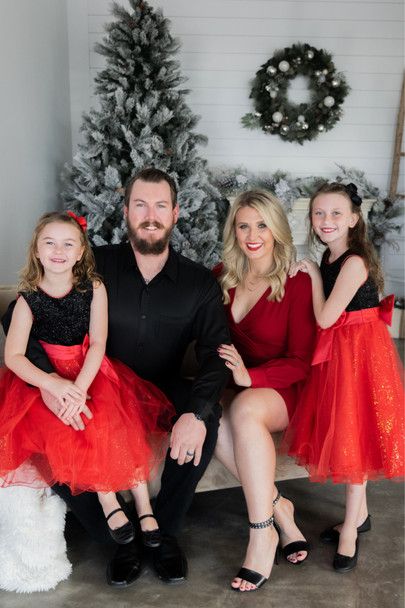 Christmas Attire For Family, Black Outfit Christmas Pictures, Family Christmas Themes Outfits, Black And Red Christmas Outfit, Red And Black Family Picture Outfits, Red Christmas Dress Outfit, Black And Red Family Photo Outfits, Red Family Pictures Outfits, Outfit Ideas Red And Black