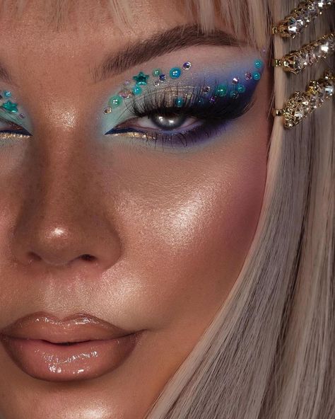 Mermaid Eyeshadow Looks, Siren Makeup Halloween, Mermaid Costume Makeup, Mermaid Eye Makeup, Little Mermaid Makeup, Ariel Makeup, Eyeshadow Inspiration, Festival Eye Makeup, Mermaid Makeup Halloween