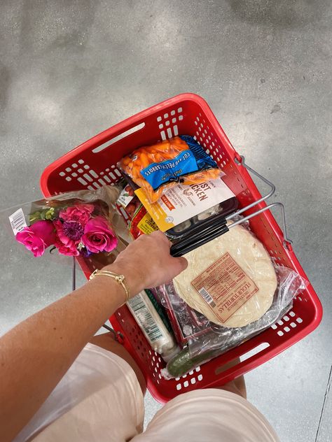 Trader joes, college meals, quick meals, healthy meals, on the go, lifestyle, cooking, groceries, grocery haul, fresh flowers, aesthetic Fresh Flowers Aesthetic, College Meal Ideas, Healthy Meals On The Go, Food For The Week, Budget Grocery Shopping, College Meal, College Grocery, College Lifestyle, Healthy College