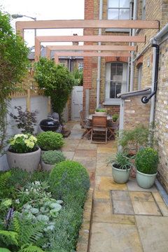 Garden Ideas Terraced House, Narrow Garden, Small Courtyard Gardens, Courtyard Gardens Design, Side Garden, Have Inspiration, Beautiful Backyards, Garden Seating, Small Garden Design