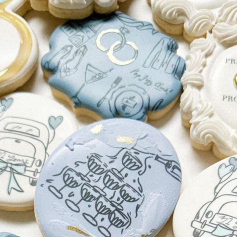 Morgan McShan on Instagram: "@eddie_edibleinkprinter cookies but make them ✨ classy ✨  • • Tutorials on these cookies available for subscribers  • • #printedcookies #champagnecookies #weddingcookies #anniversarycookies #somethingblue #houstonweddings #houstonbride #houstonweddingvendor #houstoncustomcookies" 2024 Cookies, Anniversary Cookies, Wedding Cookies, Custom Cookies, Just Married, Something Blue, Wedding Vendors, Happily Ever After, Champagne