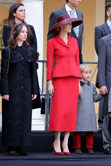 Princess Caroline Of Monaco Style, Outfit Inspirations Edgy, Monaco Style, Royal Family Fashion, Princesse Kate Middleton, Monaco Princess, Money Clothes, Andrea Casiraghi, Beatrice Borromeo