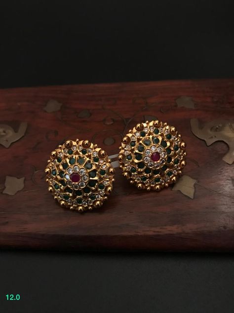 Gold Big Stud Earrings Indian, Big Stud Earrings, Temple Jewellery Earrings, Gold Jewelry Outfits, Gold Earrings Models, Diamond Pendants Designs, Antique Jewellery Designs, Beautiful Gold Necklaces, Gold Jewelry Simple Necklace