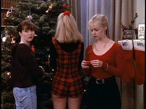 90210kat: “ Donna! Really?!? ” Merry Christmas from Donna’s butt! 90s Christmas Aesthetic, 90210 Fashion, Christmas Outfit Aesthetic, Christmas Outfit Inspiration, Jennie Garth, 90s Christmas, Christmas Fits, Aesthetic 90s, 파티 드레스