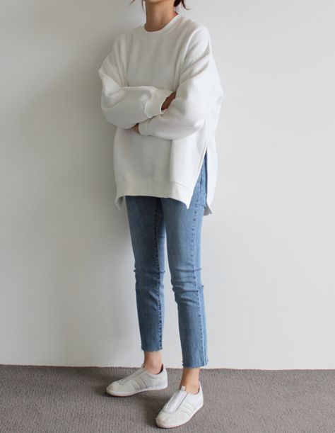 Photo Minimalistic Outfits, Mode Ulzzang, Mode Tips, Winter Jeans, Blue Winter, Outfit Jeans, 가을 패션, Mode Inspiration, Outfit Casual