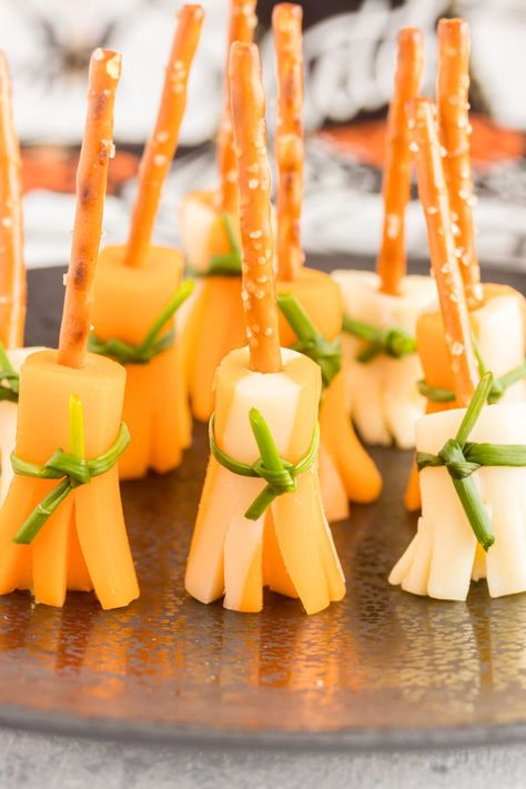 Quick and easy cheese and pretzel broomsticks are always a hit at Halloween parties! With only 3 ingredients, these witchy broomsticks are a fun and healthy snack for kids and adults alike. Pretzel Broomsticks, Party Appetizer Recipes, Halloween Finger Foods, Mini Pumpkin Cheesecake, Halloween Party Appetizers, Spooky Snacks, Easy Halloween Party, Halloween Party Snacks, Easy Cheese