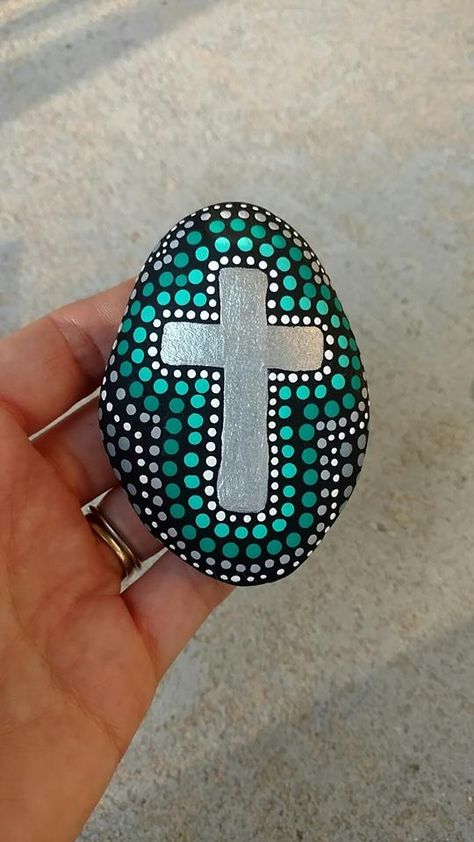 Painted Rock With Cross, Diy Cross Painting, Rock Painting Christian Ideas, God Rocks Painted, Painted Rocks Christian, Faith Rocks Painting, Cross Rock Painting Ideas, Christian Rock Painting Ideas Easy, Painted Rocks For Men