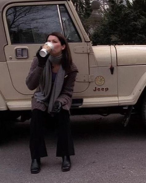 she’s my superhero 🍂 Lorelai Gilmore Style, Gilmore Girls Lorelai, Gilmore Girls Fashion, Lorelei Gilmore, Gilmore Girls Outfits, My Superhero, Lauren Graham, Lorelai Gilmore, Drinking Coffee