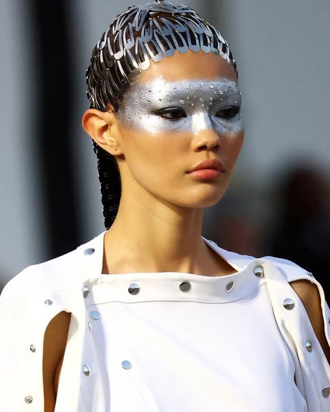 The Fall Makeup Trends of 2024 Are as Futuristic as They Are Moody | Allure Space Age Makeup, Sci Fi Makeup, Historical Makeup, Futuristic Makeup, Guerlain Makeup, Fall Makeup Trend, Alien Makeup, Space Makeup, Silver Makeup